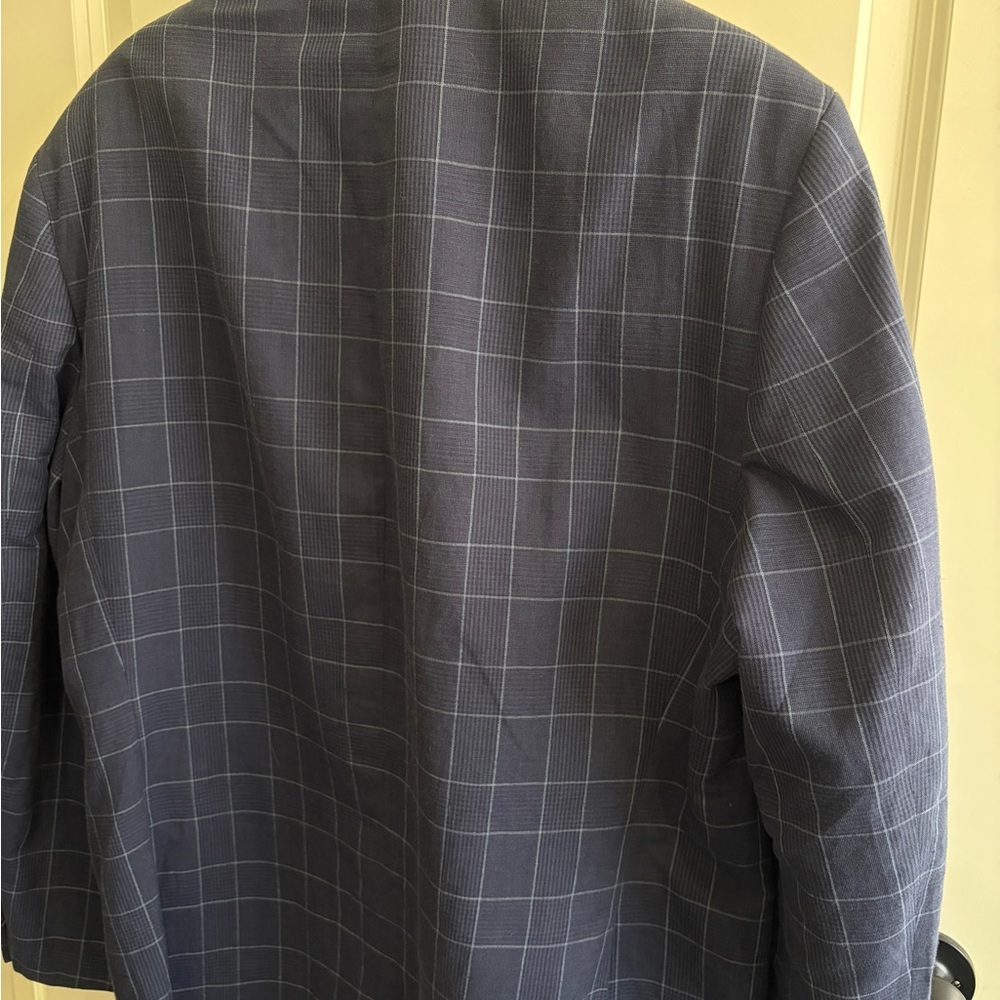 Like new size 46R Van Heusen Studio  Navy Plaid/Windowpane Blazer. Cool lining! - Picture 5 of 8